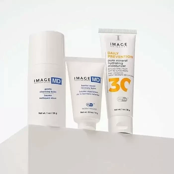 IMAGE Skincare MD Post Treatment Essentials Kit Біоактивний крем клітинного оновлення — це новий підхід до anti-age догляду, де акцент зміщений з окремих вікових змін на загальну якість шкіри.    покращує візуальну щільність шкіри; підтримує пружність і гладкість; забезпечує тривале зволоження; робить шкіру більш свіжою та “відпочилою”.    Крем працює як щоденна база, яка поступово покращує зовнішній вигляд шкіри без відчуття перевантаження.   2. POST TREATMENT ESSENTIALS KIT — готовий протокол відновлення         Постпроцедурний набір мініатюр MD